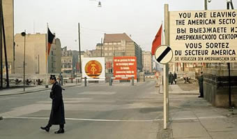 varco di frontiera a Berlino Checkpoint Charlie