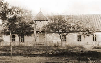 una tipica casa di preghiera con il campanile